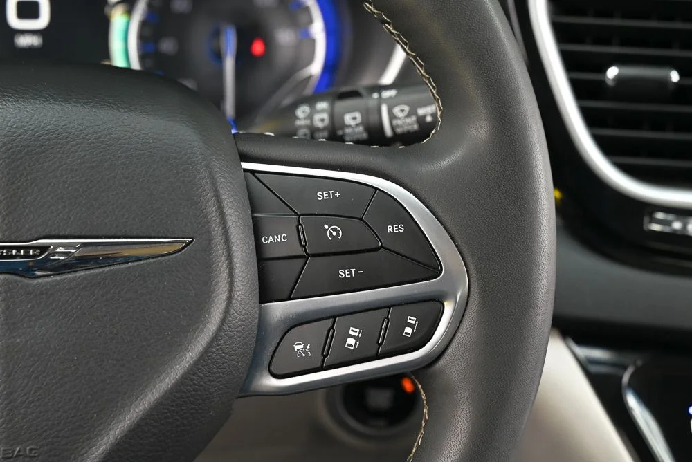 Used 2024 Black Chrysler Touring L image 21