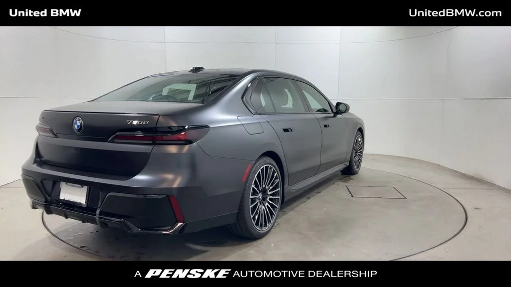 2026 BMW 7 Series 750e - Photo 8