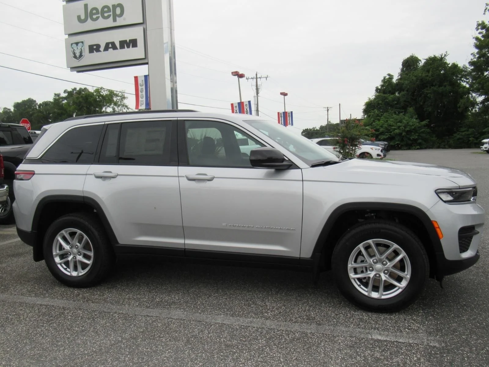 New 2026 Silver Zynith Exterior Paint Jeep Laredo X image 2
