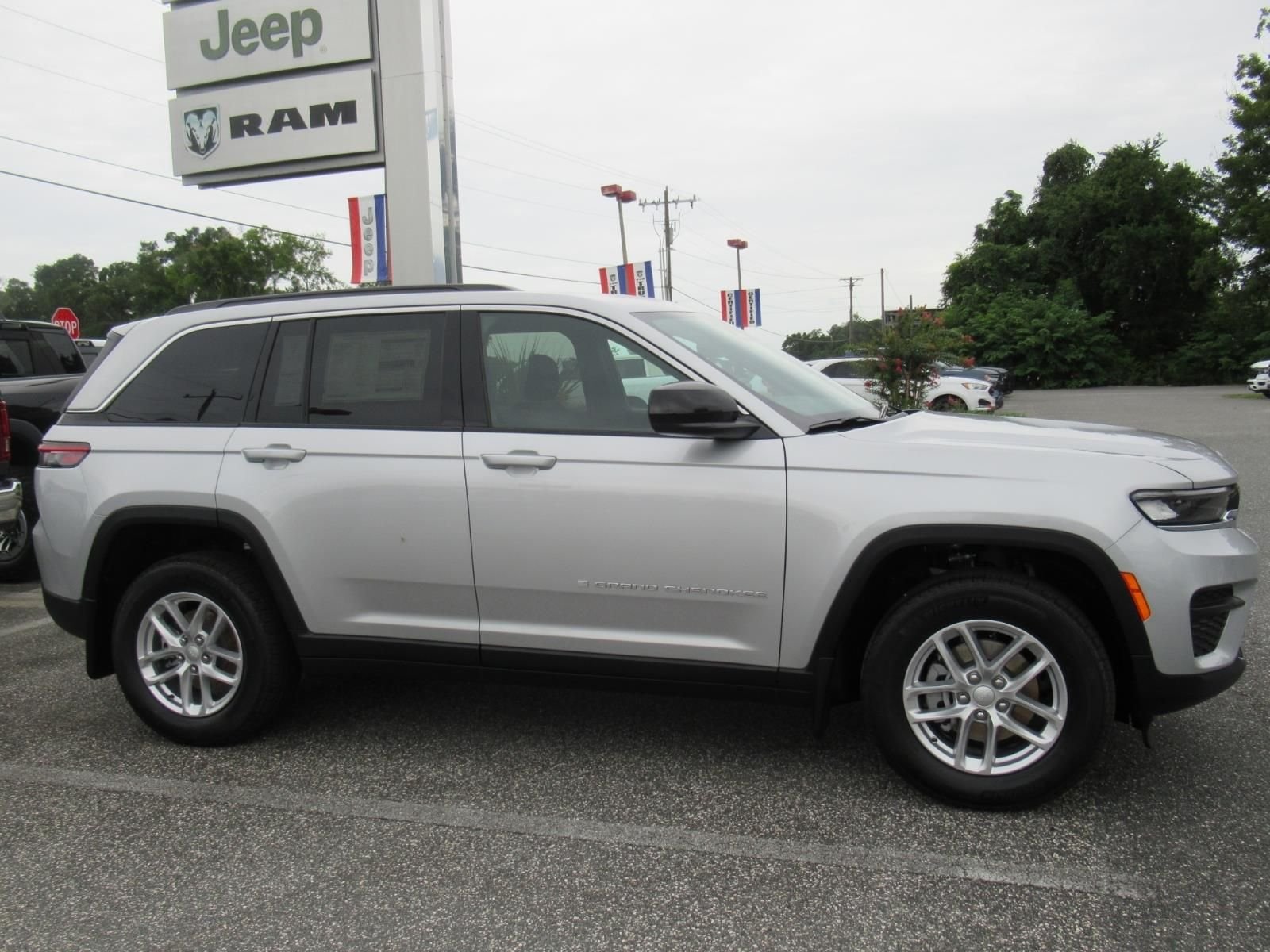 New 2026 Silver Zynith Exterior Paint Jeep Laredo X image 2