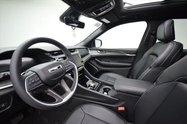 New 2026 Diamond Black Crystal Pearl-Coat Exterior Paint Jeep Limited image 35