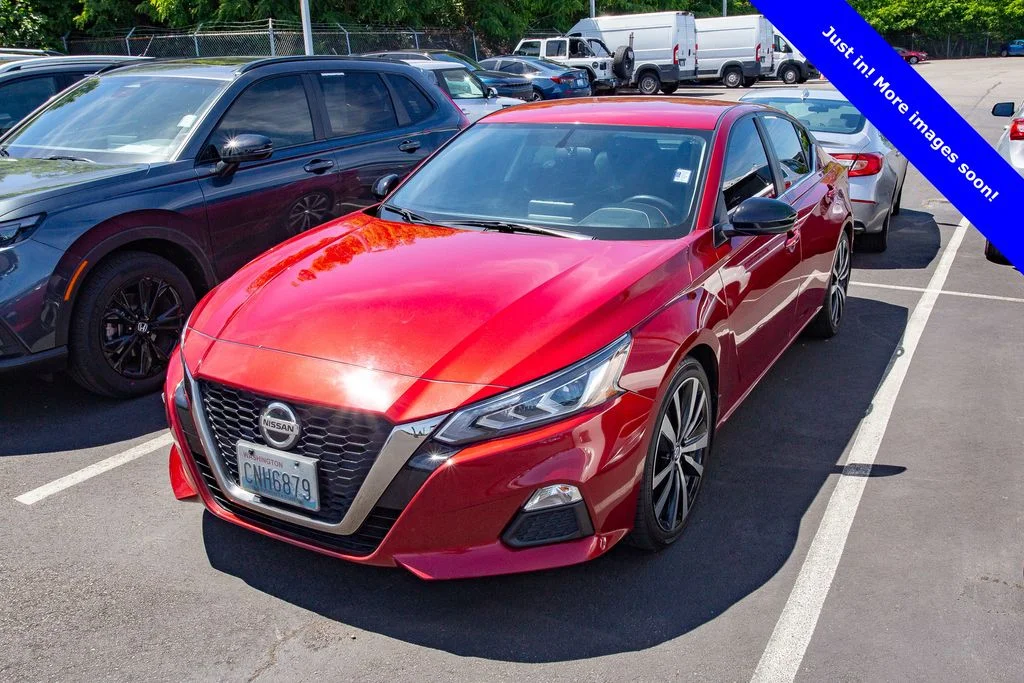 Used 2019 Scarlet Nissan 2.5 SR image 1