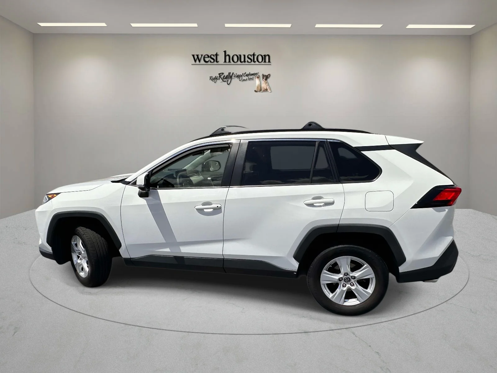 Used 2019 White Toyota XLE image 10