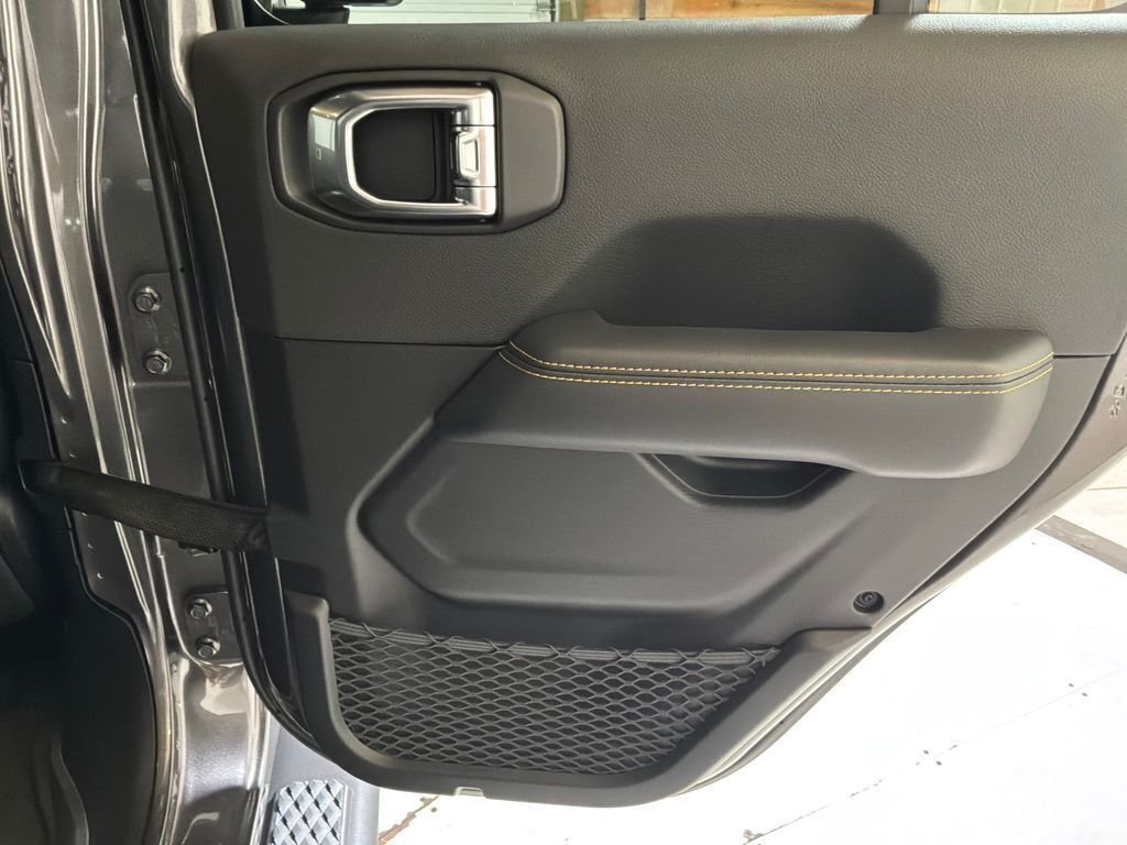 New 2026 Granite Crystal Metallic Clearcoat Jeep Sahara image 16