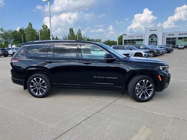 Certified Used 2021 Diamond Black Crystal Pearlcoat Jeep Overland image 4