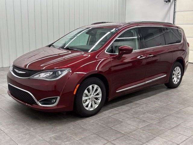 Used 2017 Red Chrysler Touring L image 5