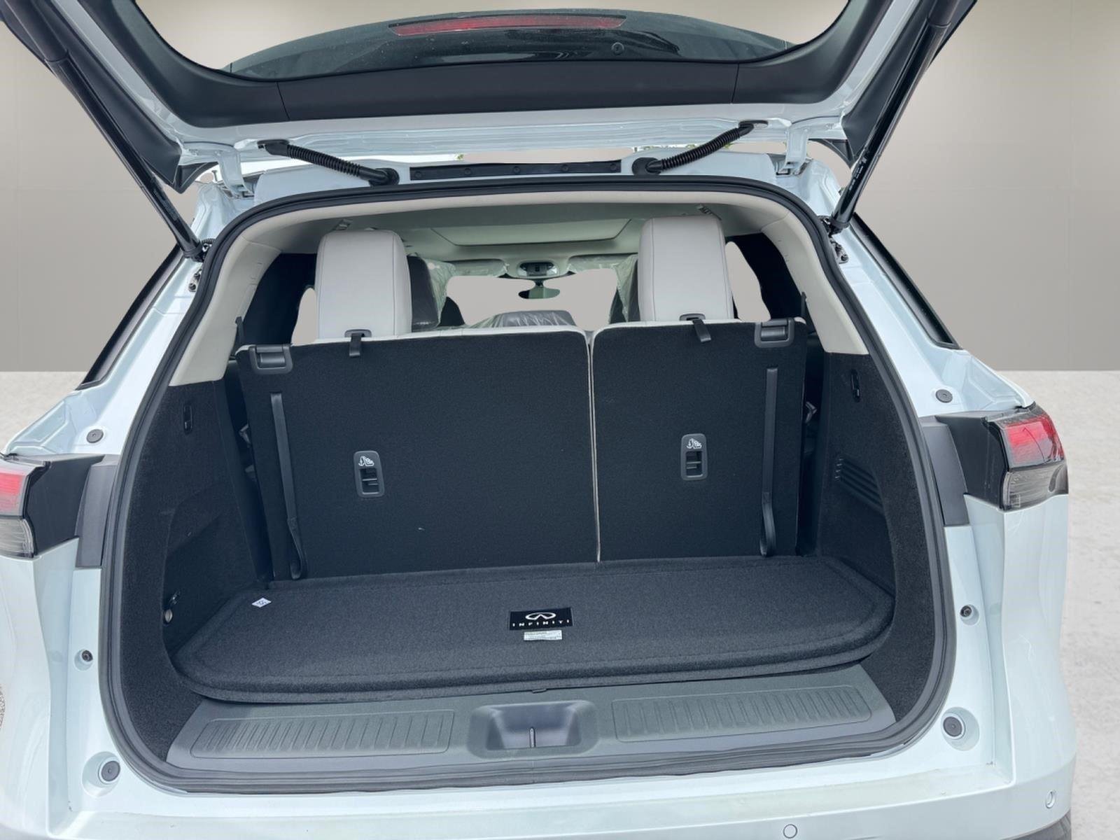 New 2027 RADIANT WHITE INFINITI Luxe AWD image 12