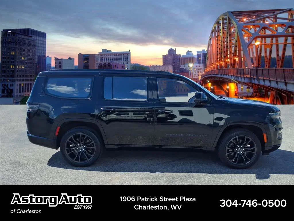 Used 2023 Diamond Black Crystal Pearlcoat Jeep Series II Obsidian image 2