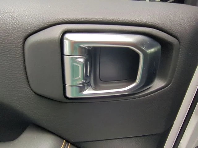 New 2025 Bright White Clear-Coat Exterior Paint Jeep Sahara image 31