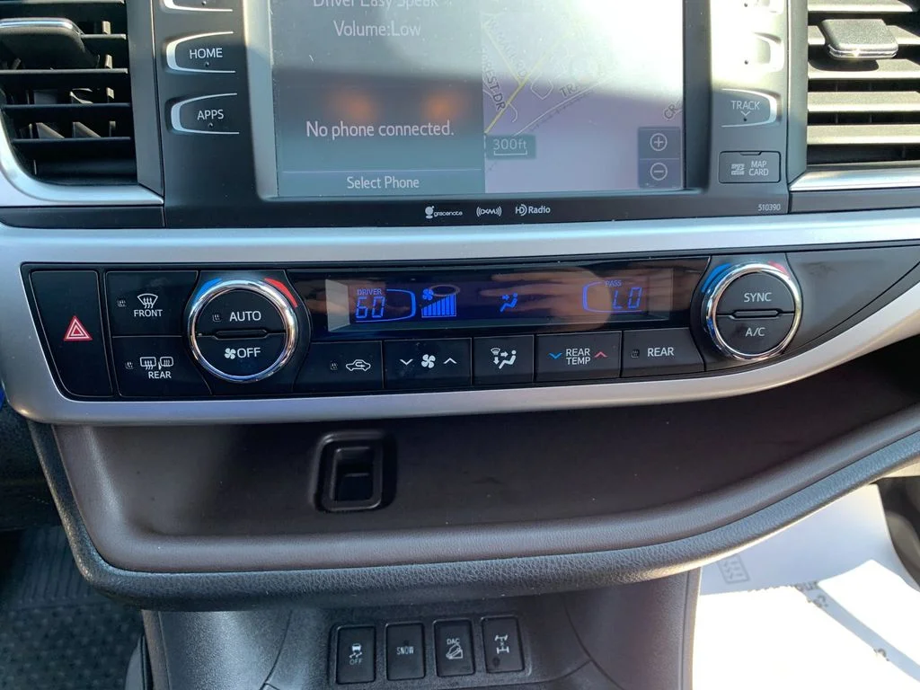 Used 2019 White Toyota XLE image 23