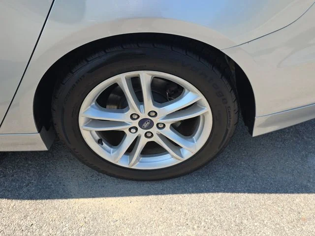 Used 2018 Silver Ford SE image 32