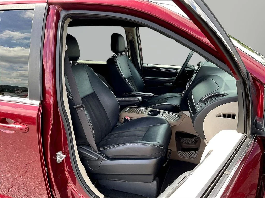 Used 2019 Red Dodge SXT image 35