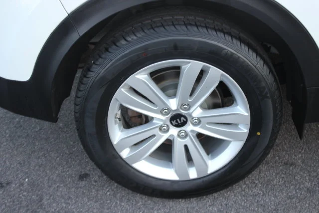 Used 2019 White Kia LX image 35