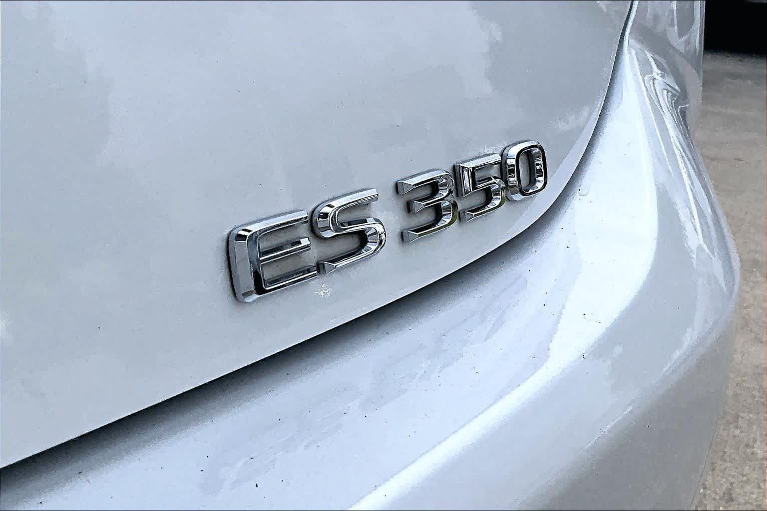 Used 2023 Eminent White Pearl Lexus  image 28