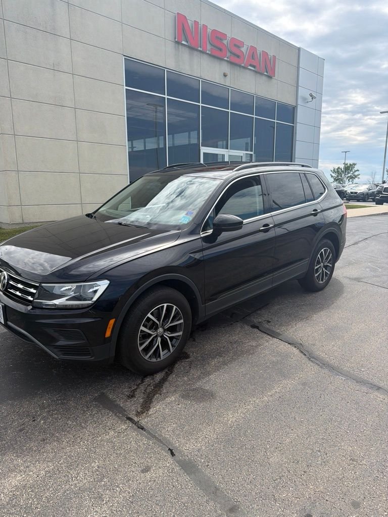 Used 2019 Black Metallic Volkswagen 2.0T SE image 1