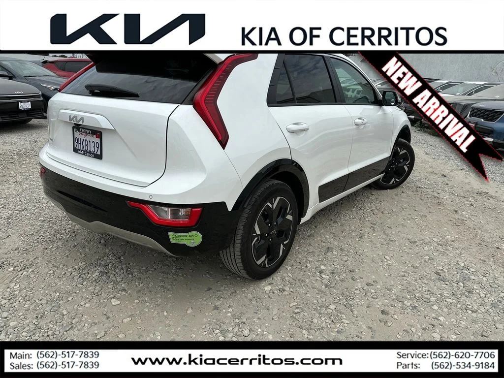 Used 2023 White Kia Wind image 5