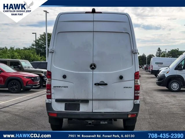 Used 2017  Mercedes-Benz Cargo 144 WB image 5