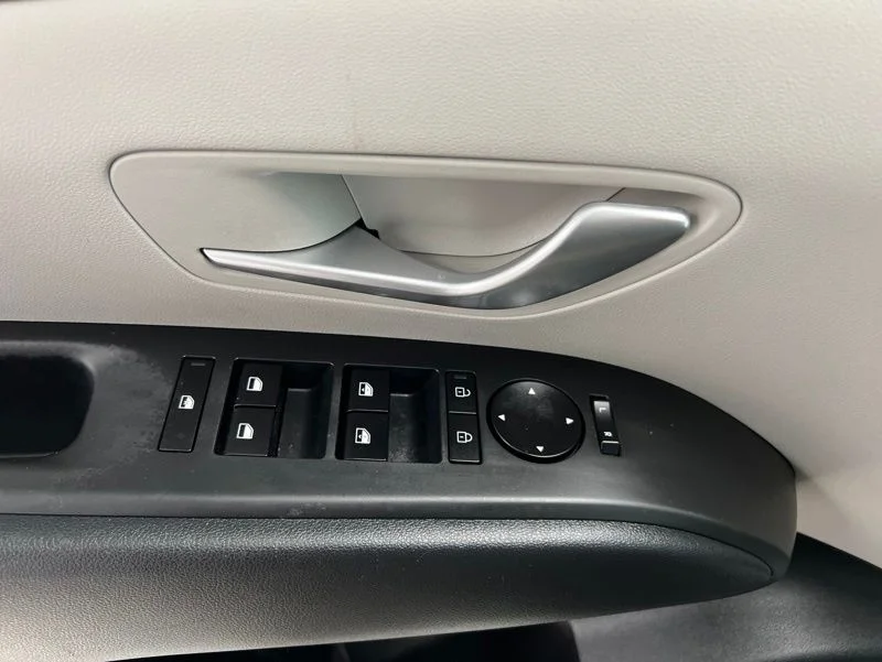 Used 2025 Gray Hyundai SEL Convenience image 16