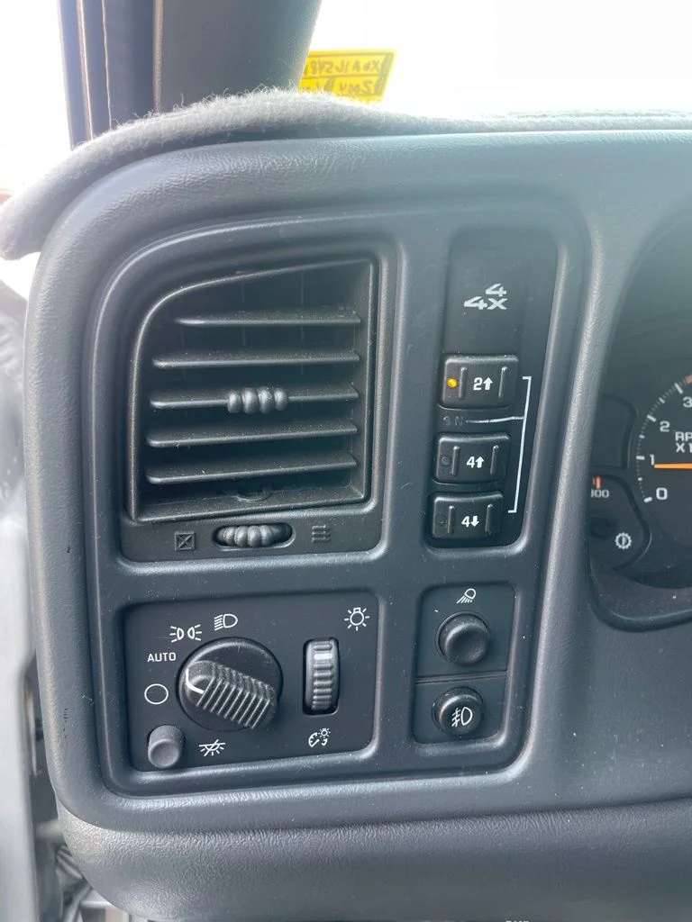 Used 2004 Silver GMC SLT image 13