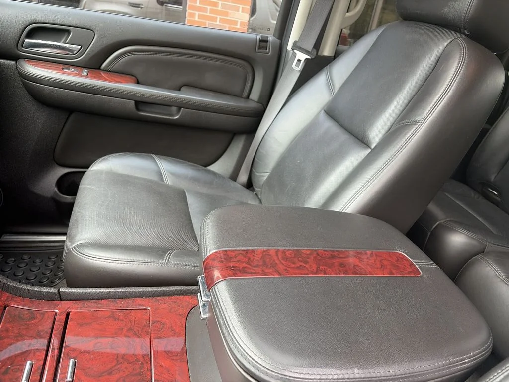 Used 2007 White Cadillac Base image 25