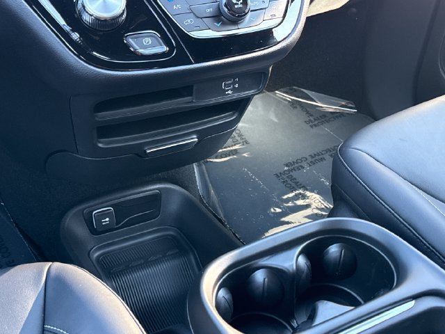 New 2027 Bright White Clear-Coat Exterior Paint Chrysler Select image 14