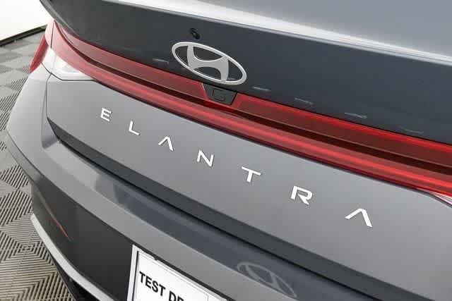 2025 Hyundai Elantra Limited - Photo 32