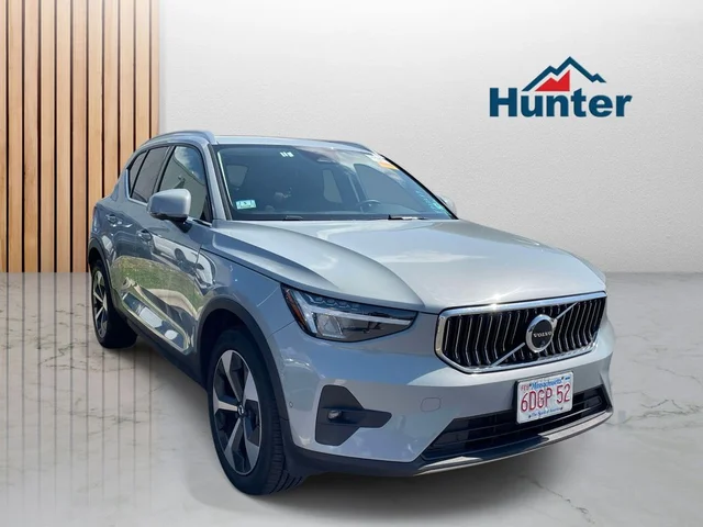 2025 Volvo XC40 B5 Plus Bright Theme