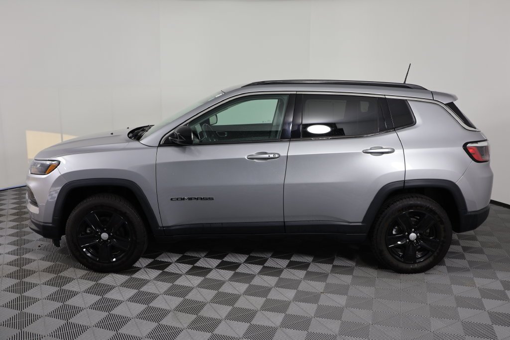 Used 2022 Silver Jeep Latitude image 5