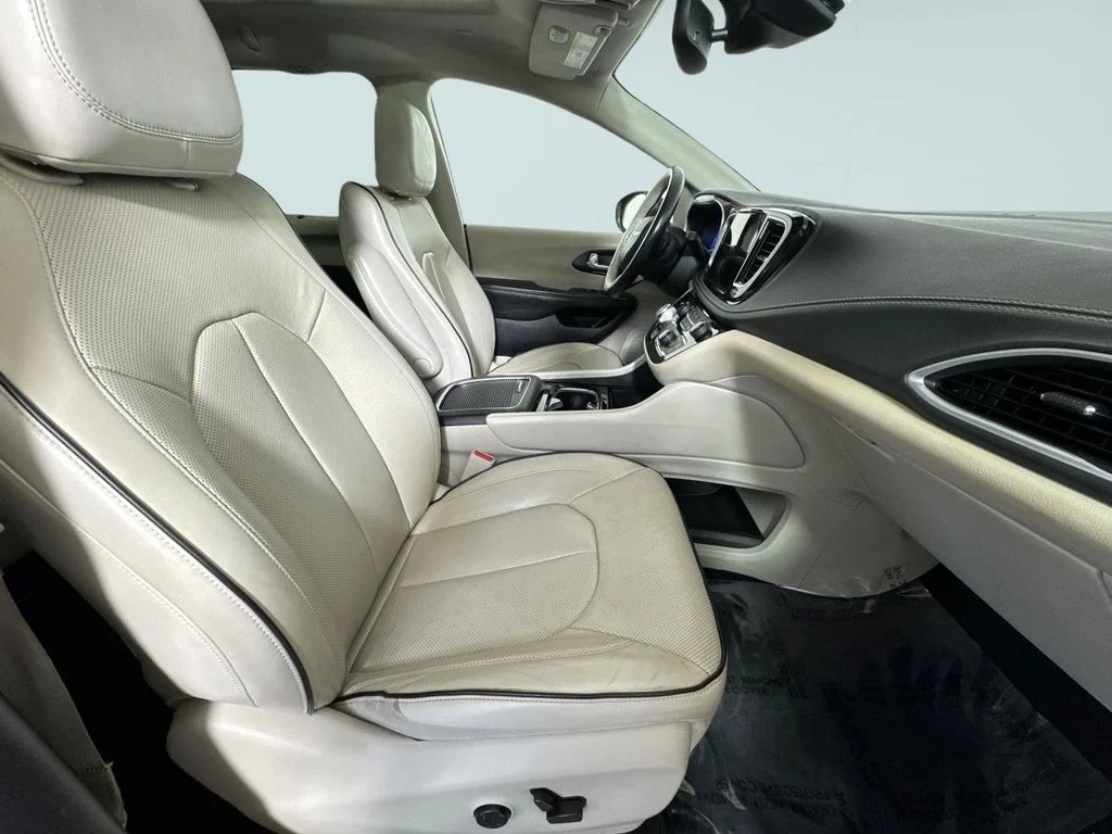 Used 2021 Crystal Metallic Chrysler Limited image 8
