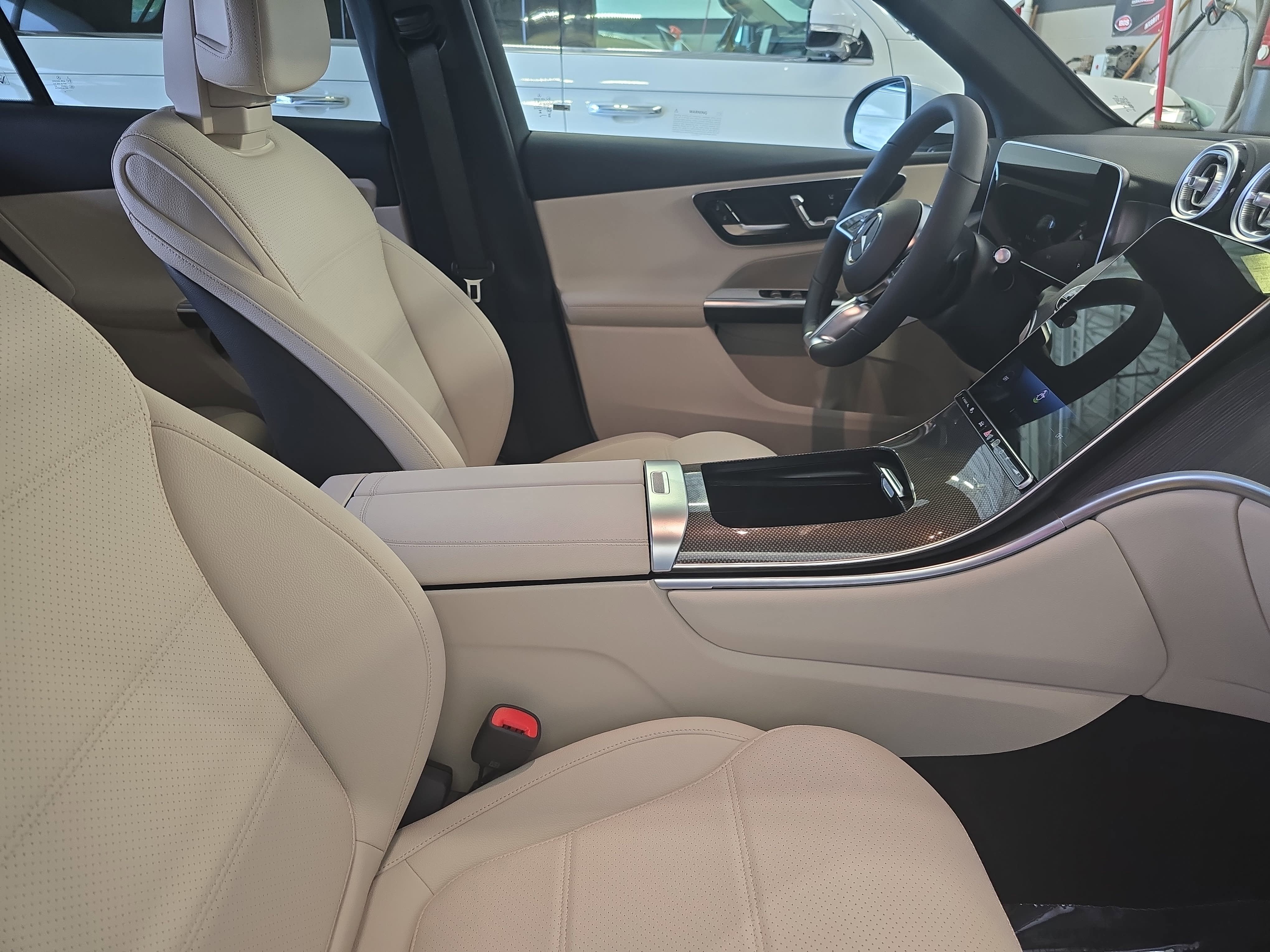 New 2026 MANUFAKTUR Moonlight White Metallic Mercedes-Benz GLC300 image 10