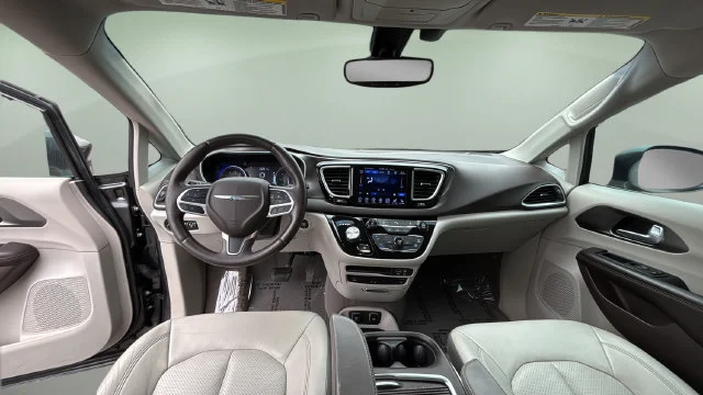 Used 2017 Gray Chrysler Touring-L Plus image 16