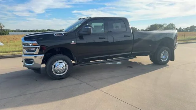 New 2026 Diamond Black Crystal Pearl-Coat Exterior Paint RAM Tradesman image 5