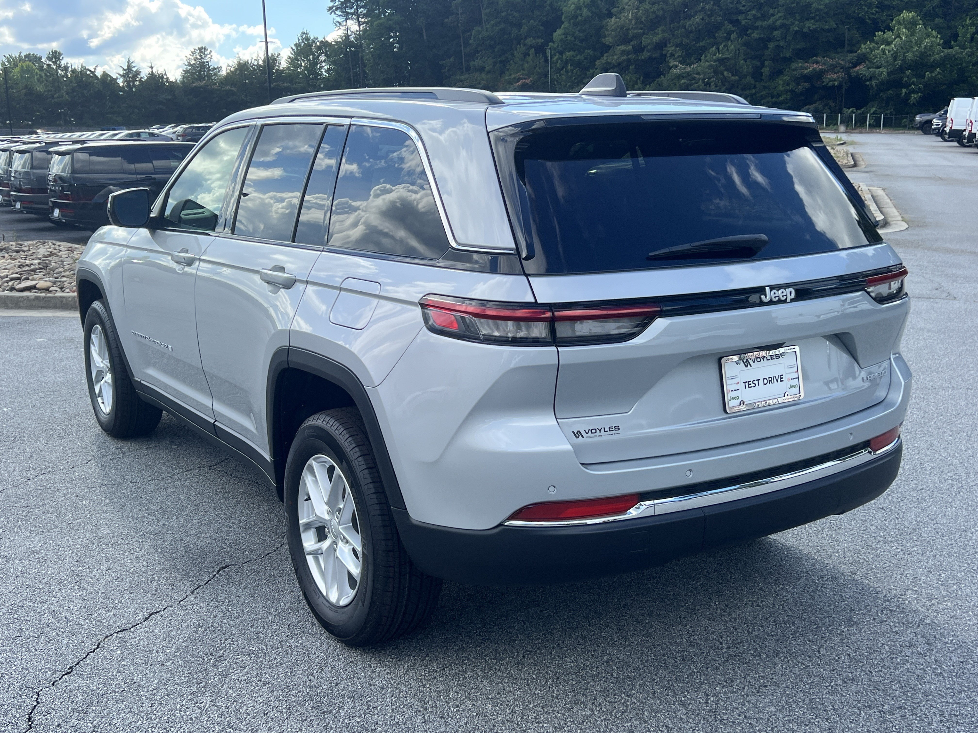 New 2026 Silver Zynith Exterior Paint Jeep Laredo image 6