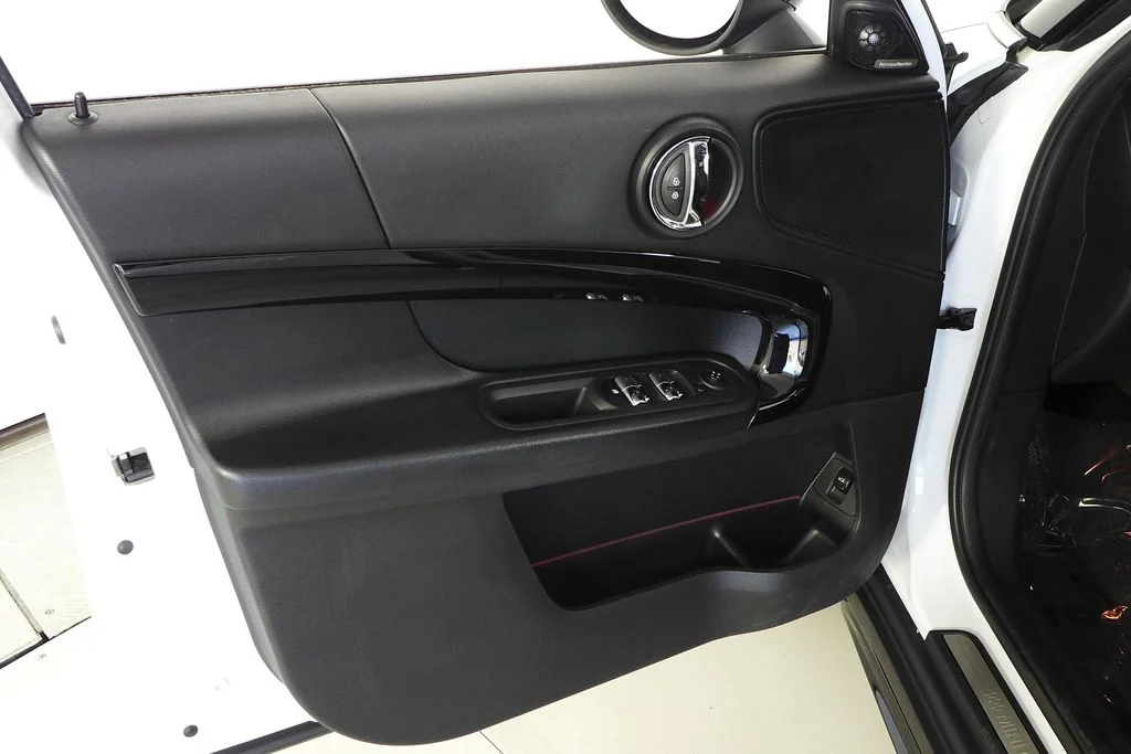 Used 2019 White MINI  image 11