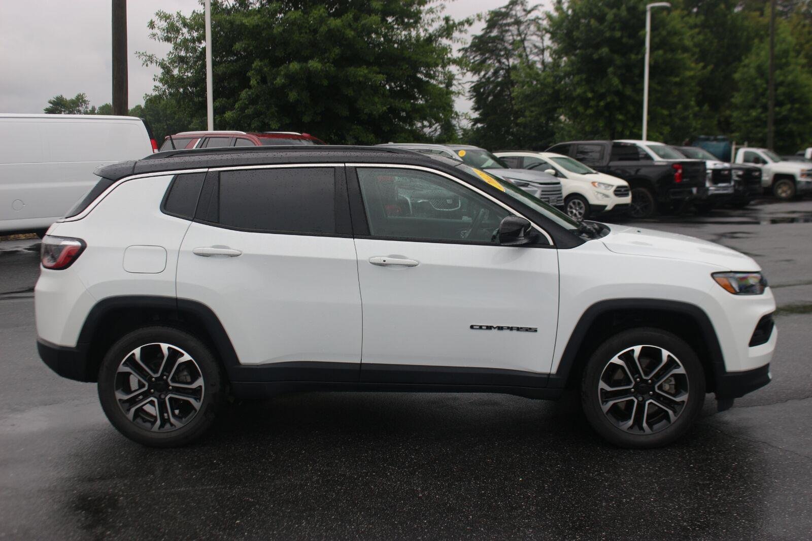 Used 2023  Jeep Limited image 8