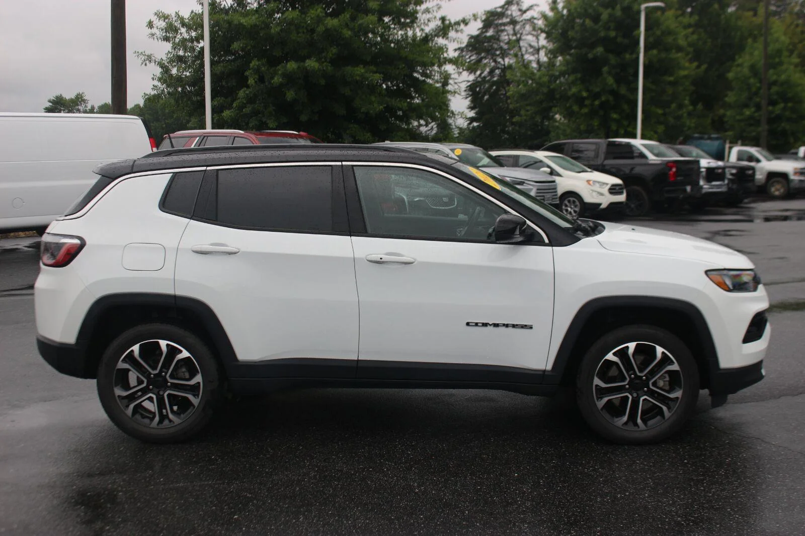 Used 2023  Jeep Limited image 8