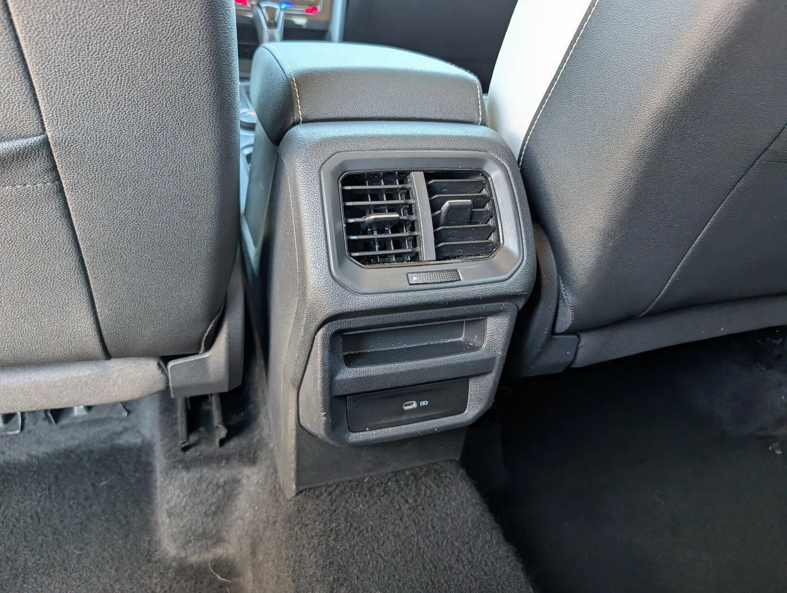 Used 2025 Pyrite Silver Metallic Volkswagen SE image 28