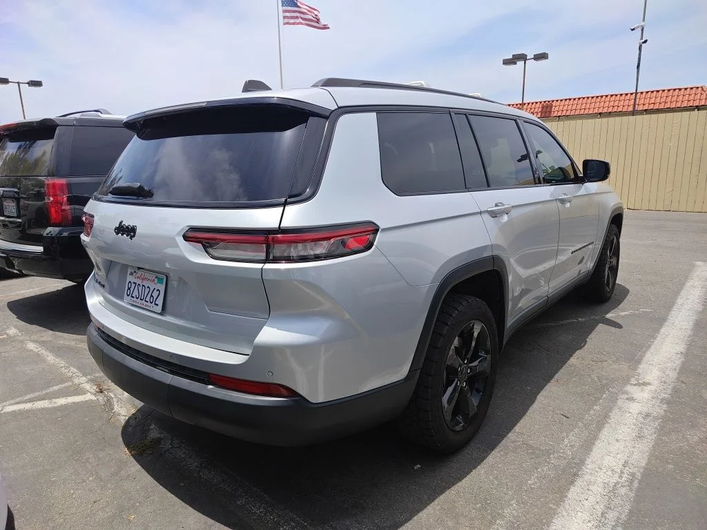 Used 2021 Silver Jeep Altitude image 3