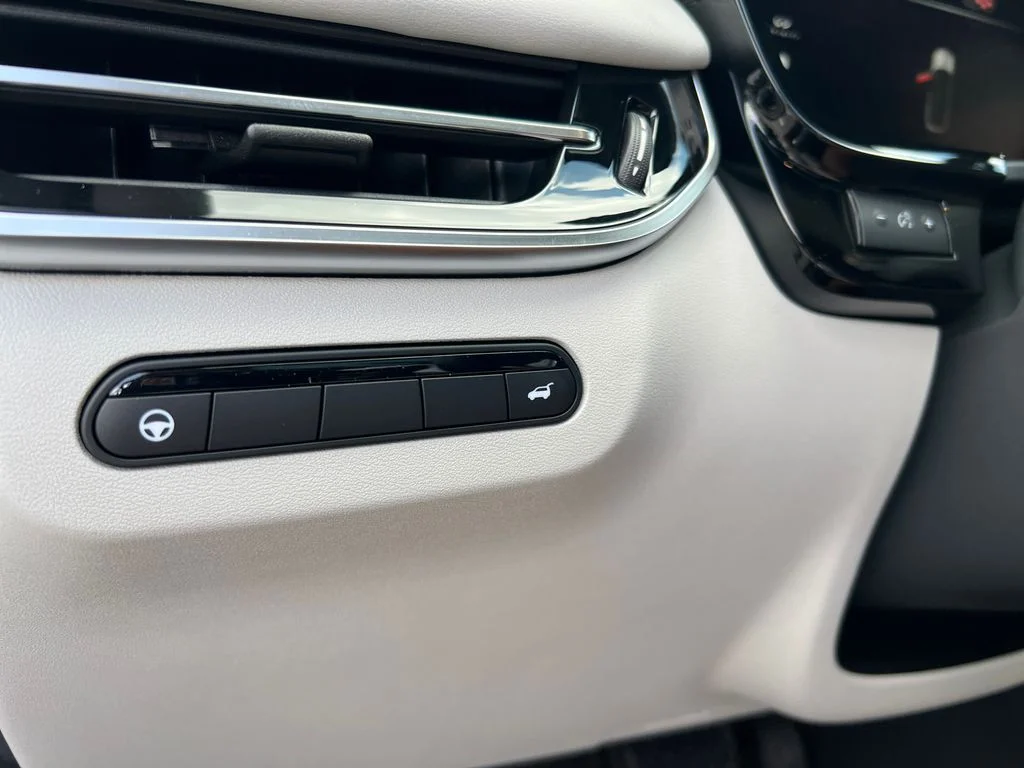 New 2027 RADIANT WHITE INFINITI Luxe FWD image 37