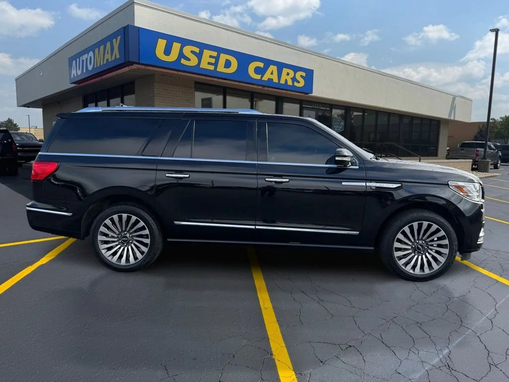 Used 2019 Black Metallic Lincoln Reserve image 2