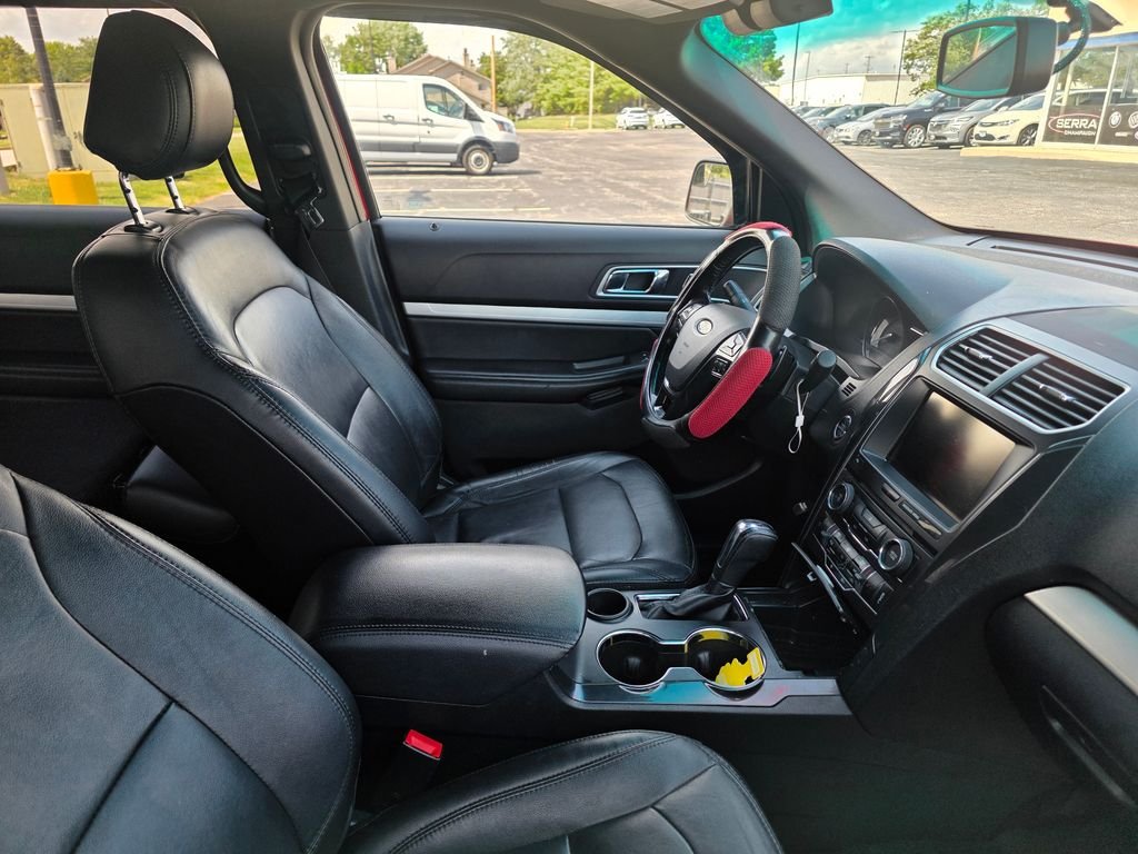 Used 2016 Ruby Red Metallic Tinted Clearcoat Ford XLT image 5