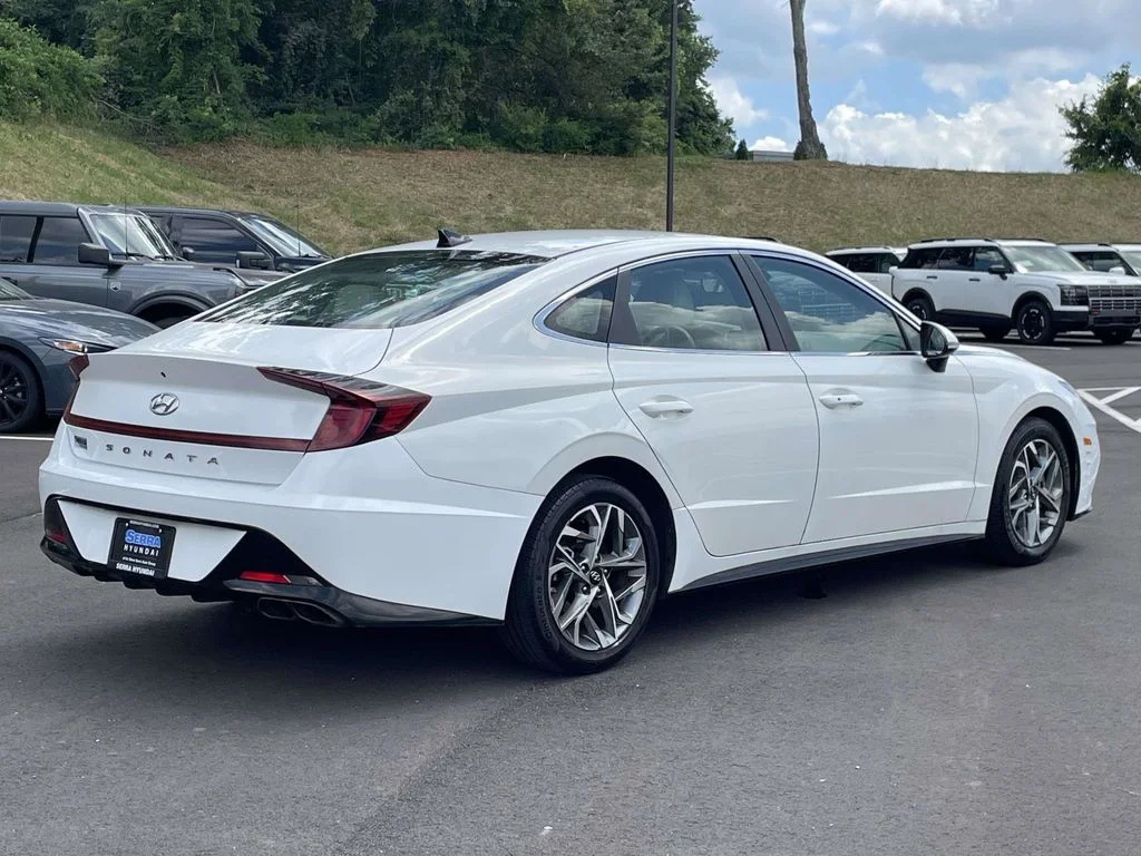 Used 2023 White Hyundai SEL image 3