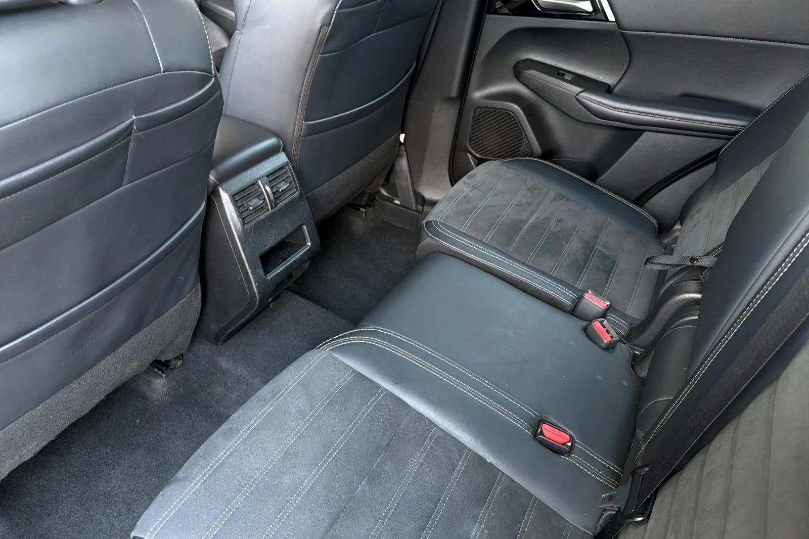 Used 2024  Mitsubishi SE image 14
