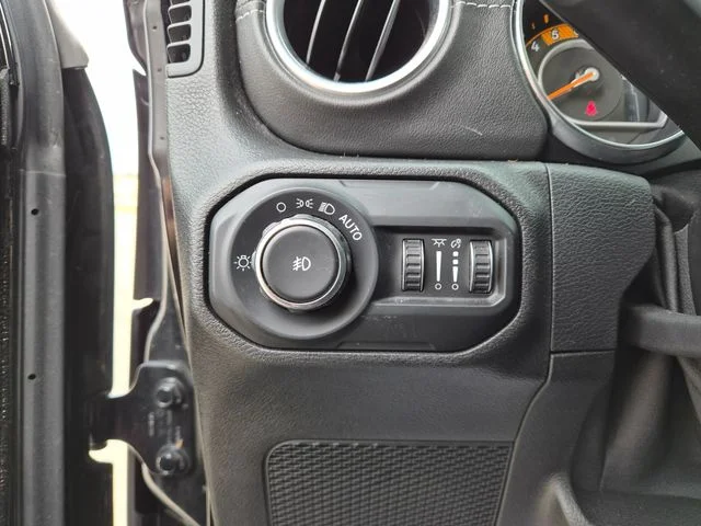 Used 2021 Black Jeep Unlimited Sahara image 16