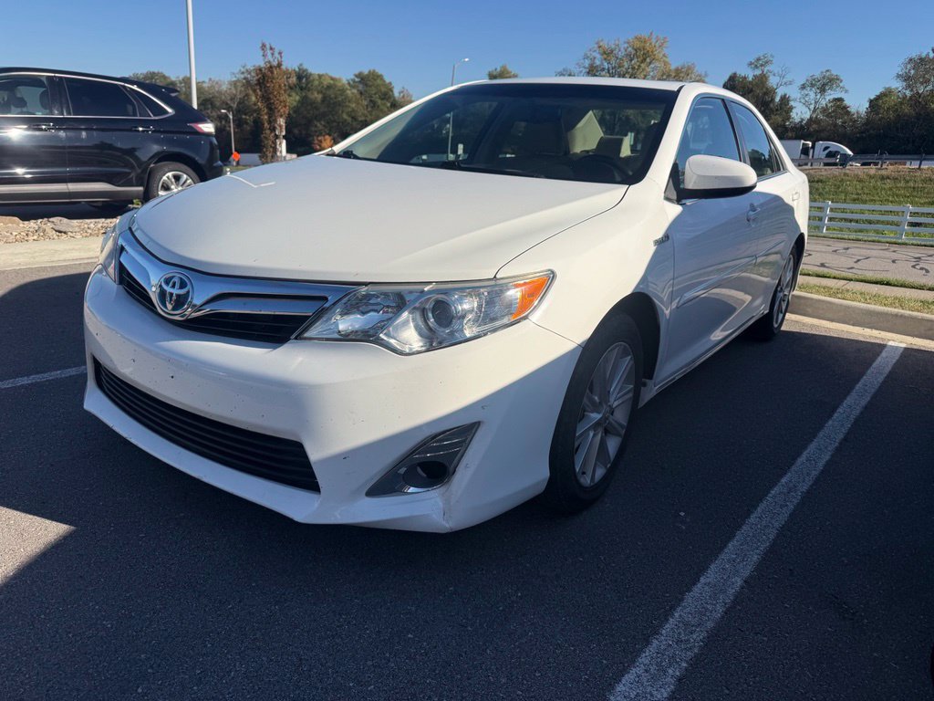 Used 2013 Super White Toyota XLE image 2