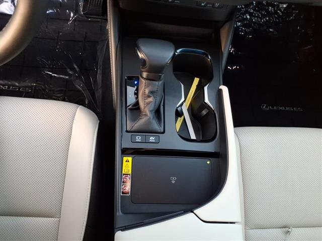 2025 Lexus ES Hybrid 300h - Photo 17