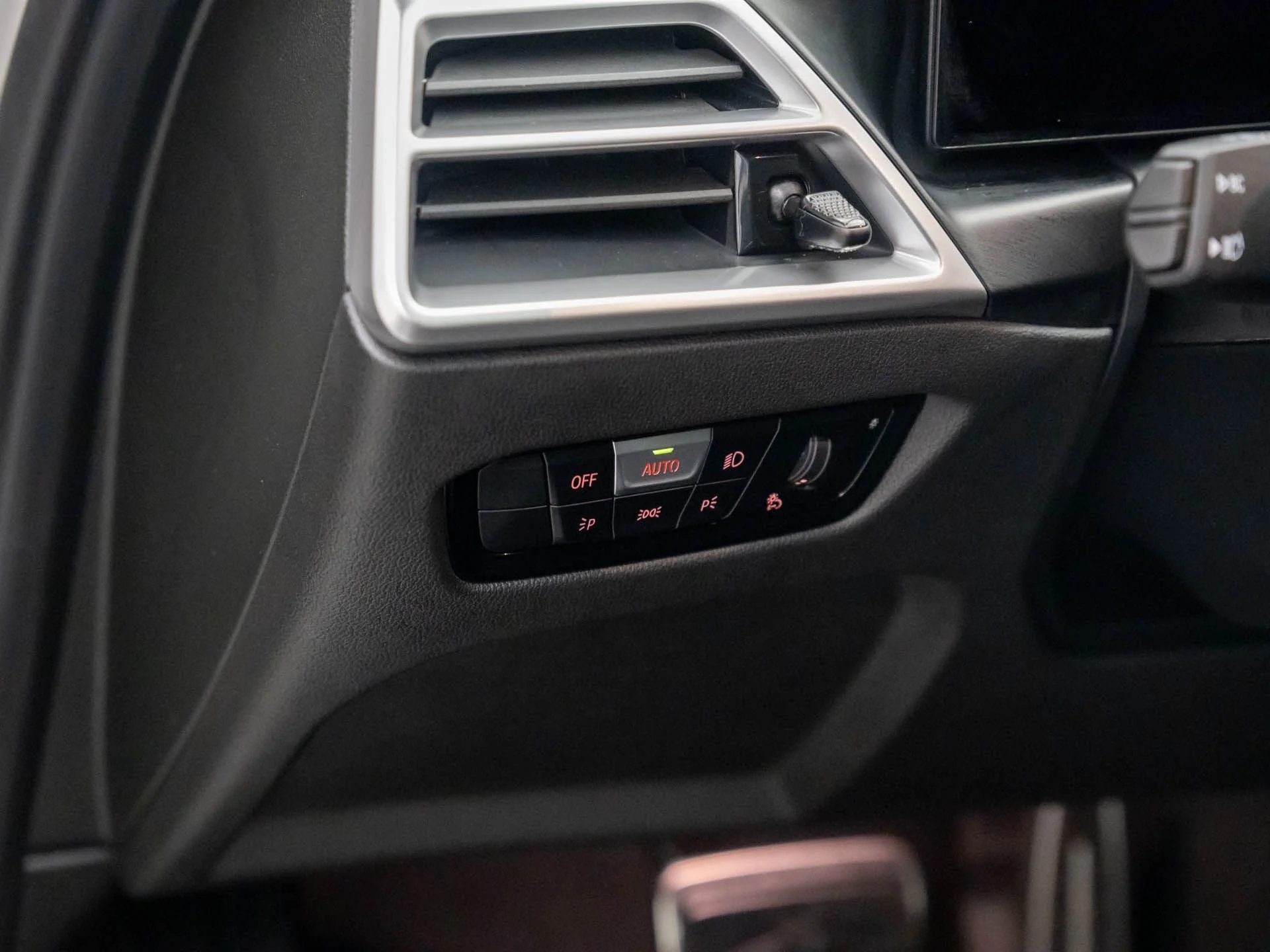 New 2026 White BMW 330i xDrive image 20