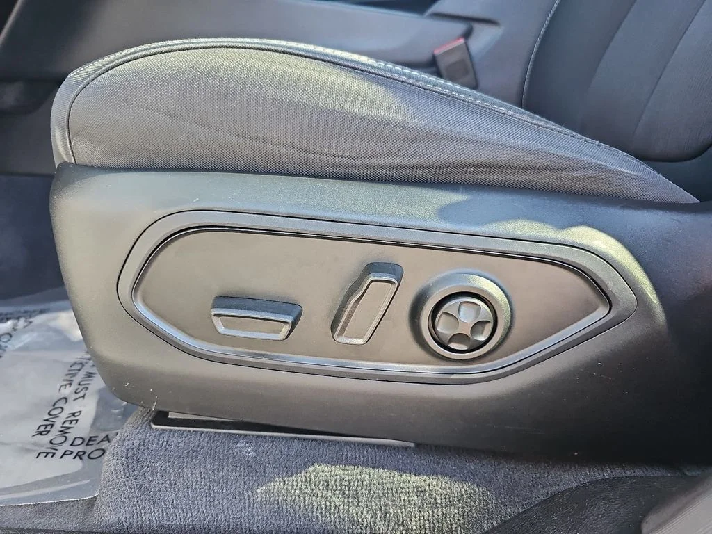 Used 2023 Silver Jeep Laredo image 28