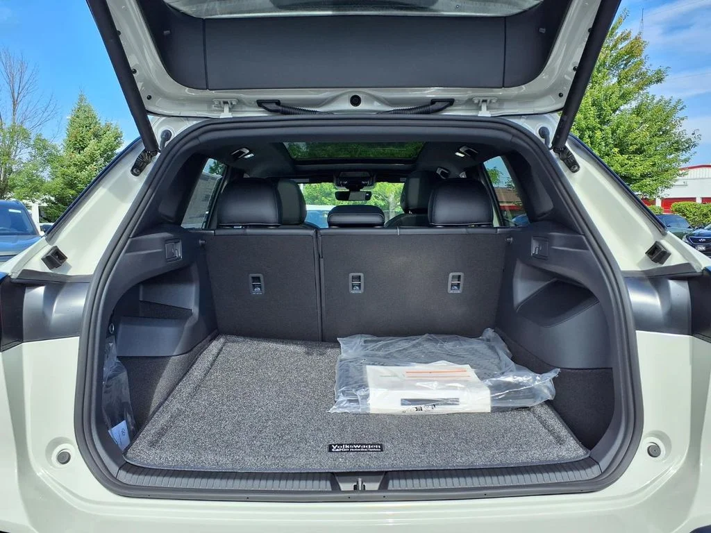 New 2026 Sandstone Volkswagen 2.0T SE R-Line Black image 7