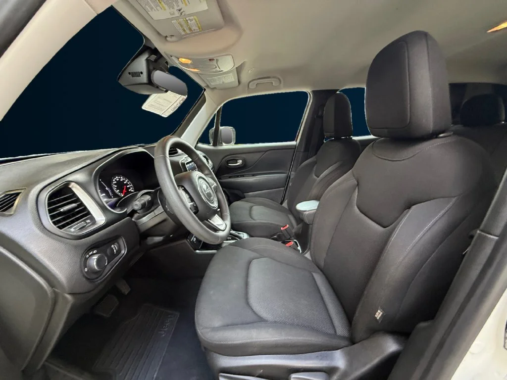 Used 2023 White Jeep Latitude image 10